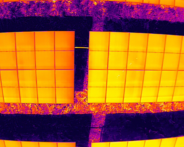 Kira Thermal — modules fill the frame, hotspot clearly measurable